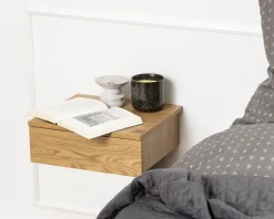 Sengebord Avignon med 1 skuffe vild eg kunstfiner